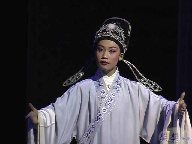 娄周英